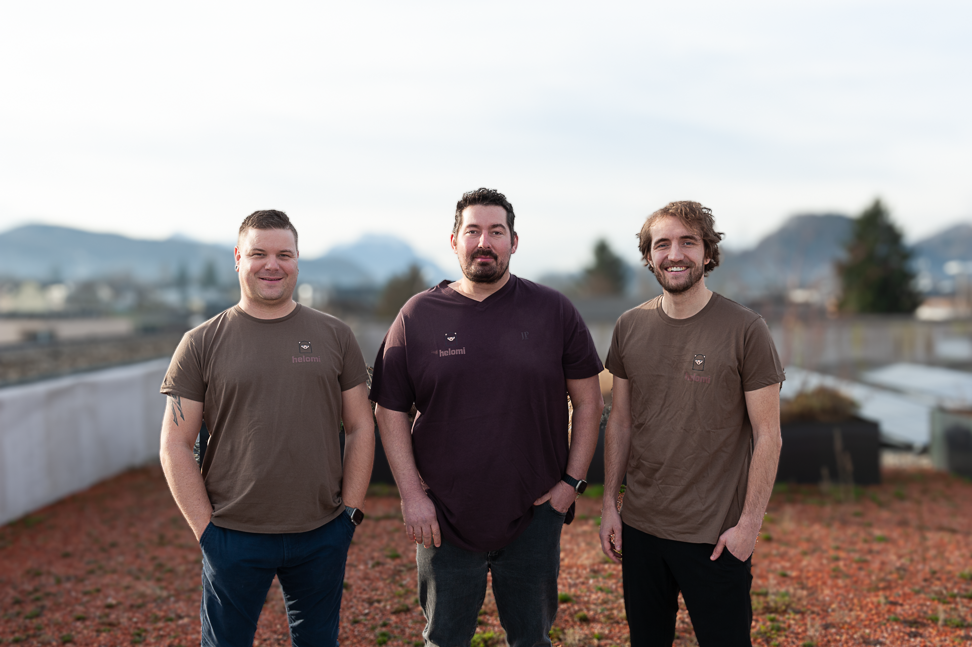 Das helomi Team mit Anhänger