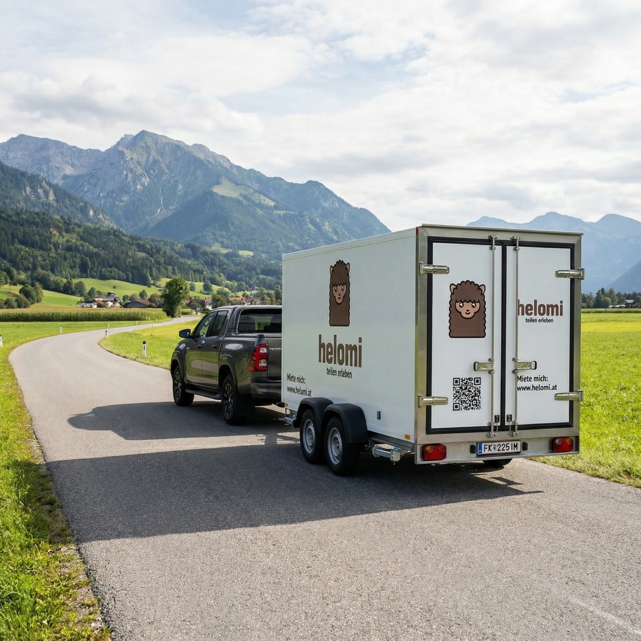 helomi Kühlanhänger auf der Straße vor Alpenpanorama